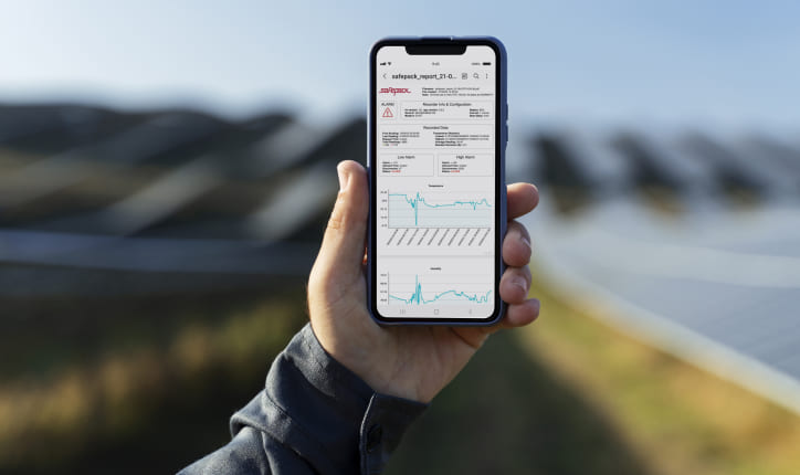 Логист держит в руке смартфон с приложением Biocard для перевозки медицинских грузов с температурным режимом по РФ, миру.