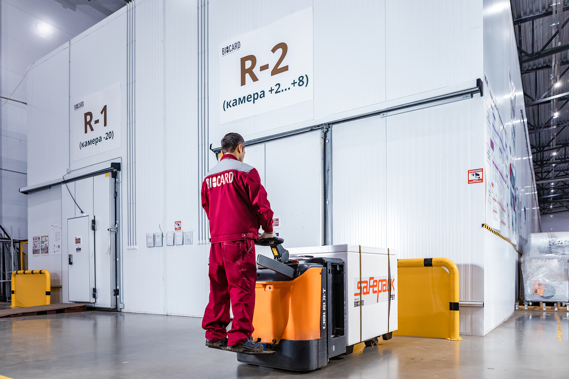 Рабочий фармацевтического склада работает на штабелере. Biocard - перевозки грузов с температурным режимом по РФ, миру