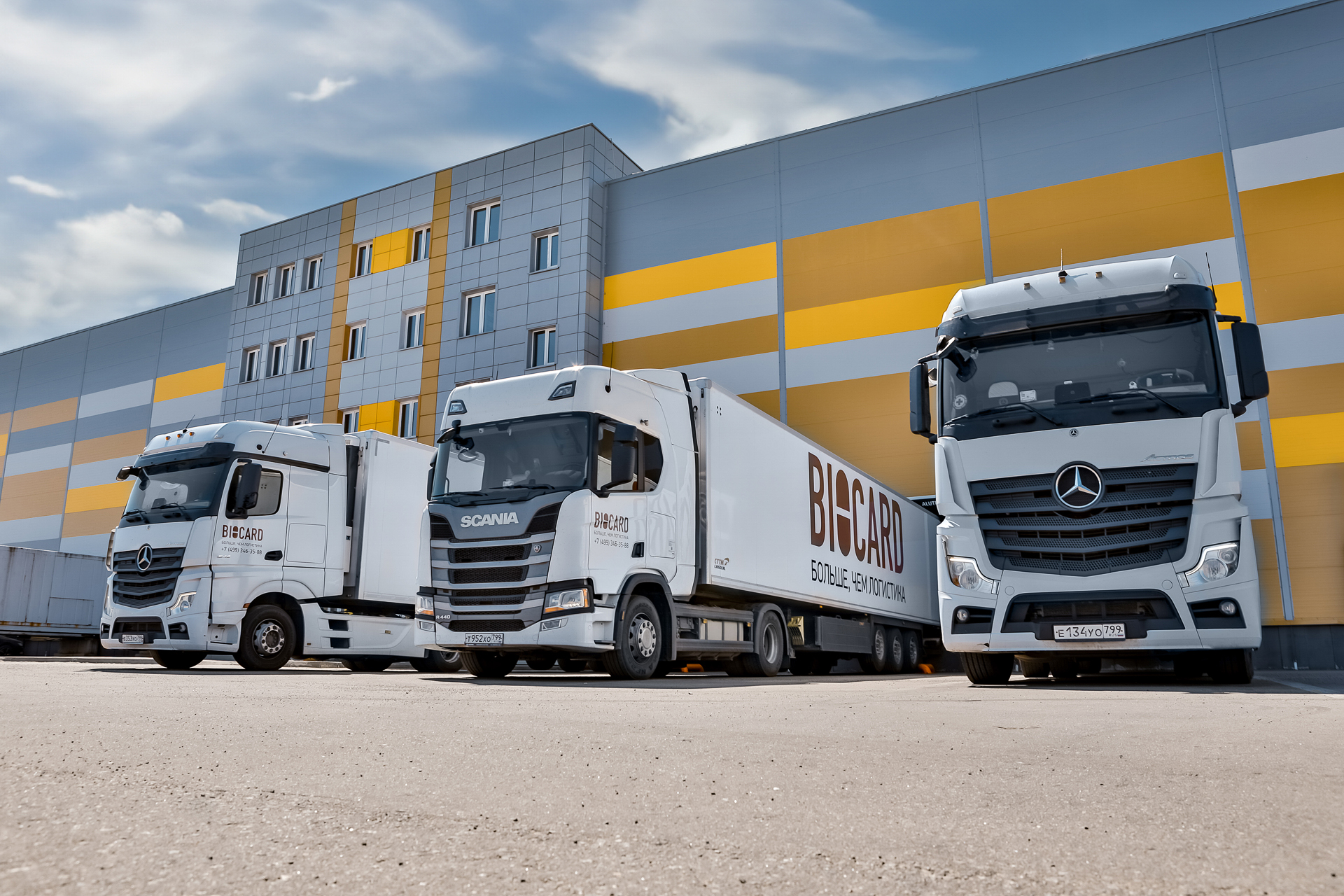 Грузовики и рефрижераторы Biocard около медицинского склада в Москве готовятся к грузоперевозке с температурным режимом